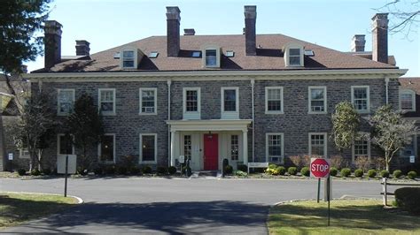 The horsham clinic - The Horsham Clinic is located on a beautiful 55-acre suburban campus in Ambler, Pa. in Montgomery County, near Philadelphia. The Horsham Clinic offers inpatient hospitalization services for children, adolescents, adults and older adults, and partial hospitalization services for children, teenagers and adults at its Ambler campus. 